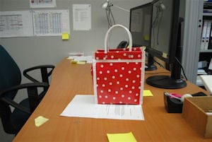 Ik moet het doen met mijn rode kindertasje