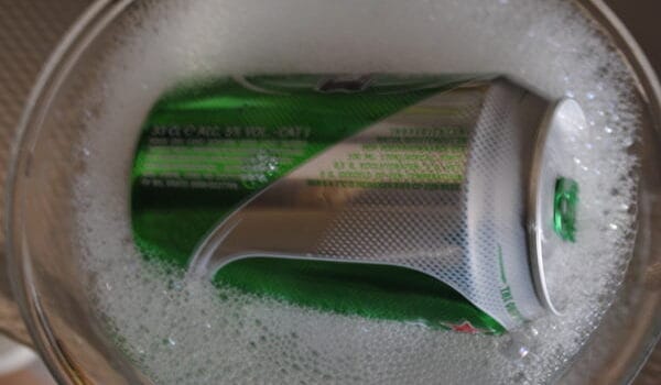 Met relaxer kun je een aluminium blikje oplossen Met relaxer kun je een aluminium blikje oplossen