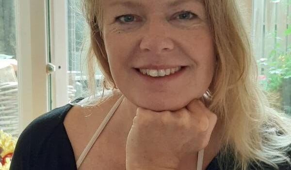 Een naakt zwart lijf dat languit voor het haardvuur lag